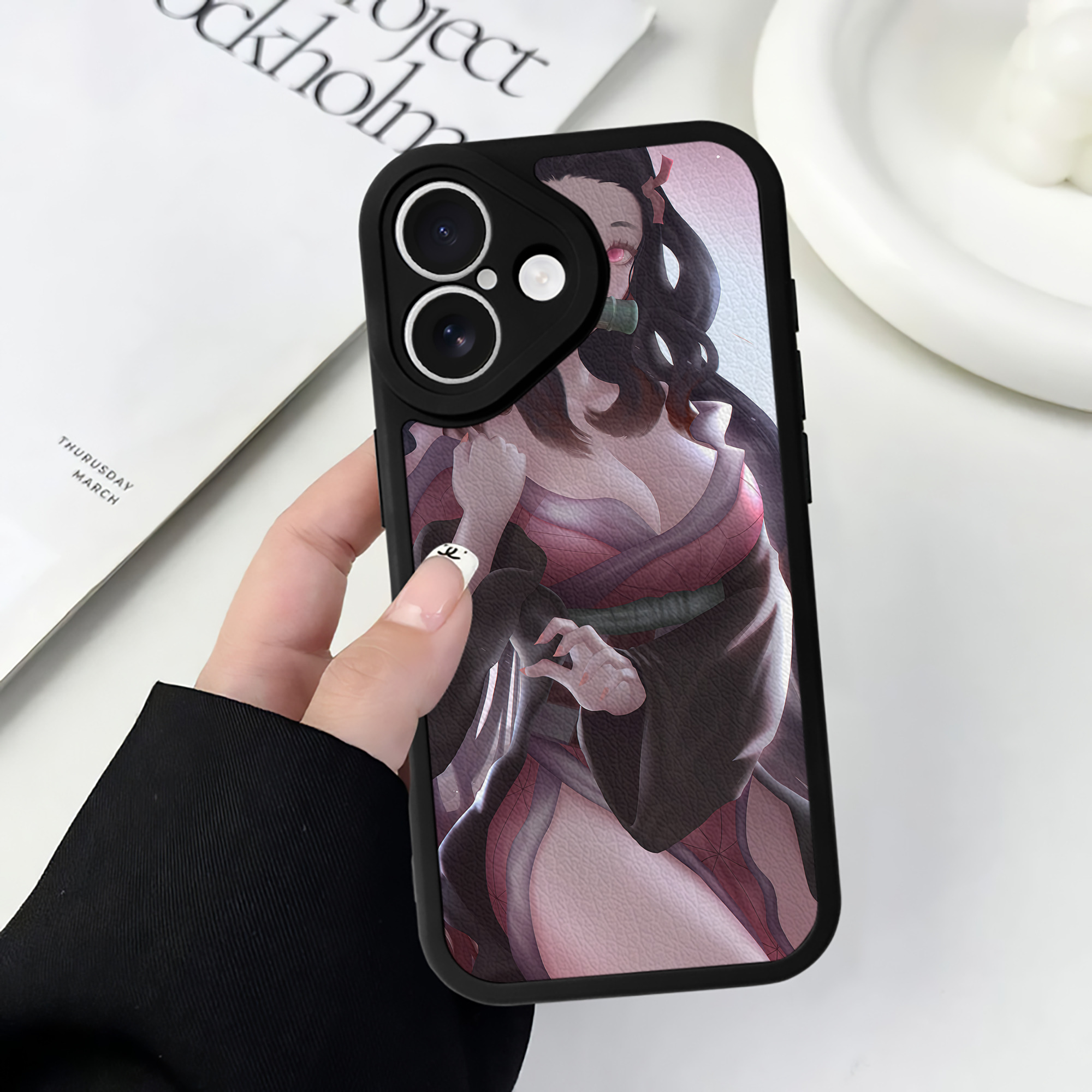 （画像用） 鬼滅の刃（きめつのやいば）竈門 禰󠄀豆子／かまど ねずこ Kamado Nezuko 【iPhone 16シリーズ対応】シリコンスマホケース（レザー調） 材質：シリコン